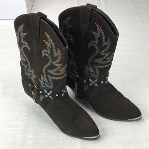 Dingo Chocolate Suede Size 8 Boots